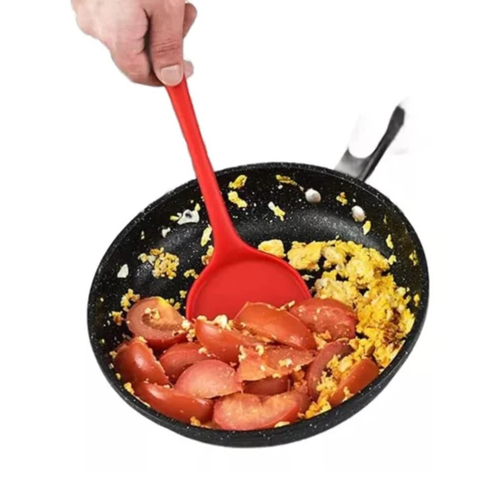 Espátula vermelha de silicone Jácotei mexendo tomate e ovos em frigideira preta antiaderente