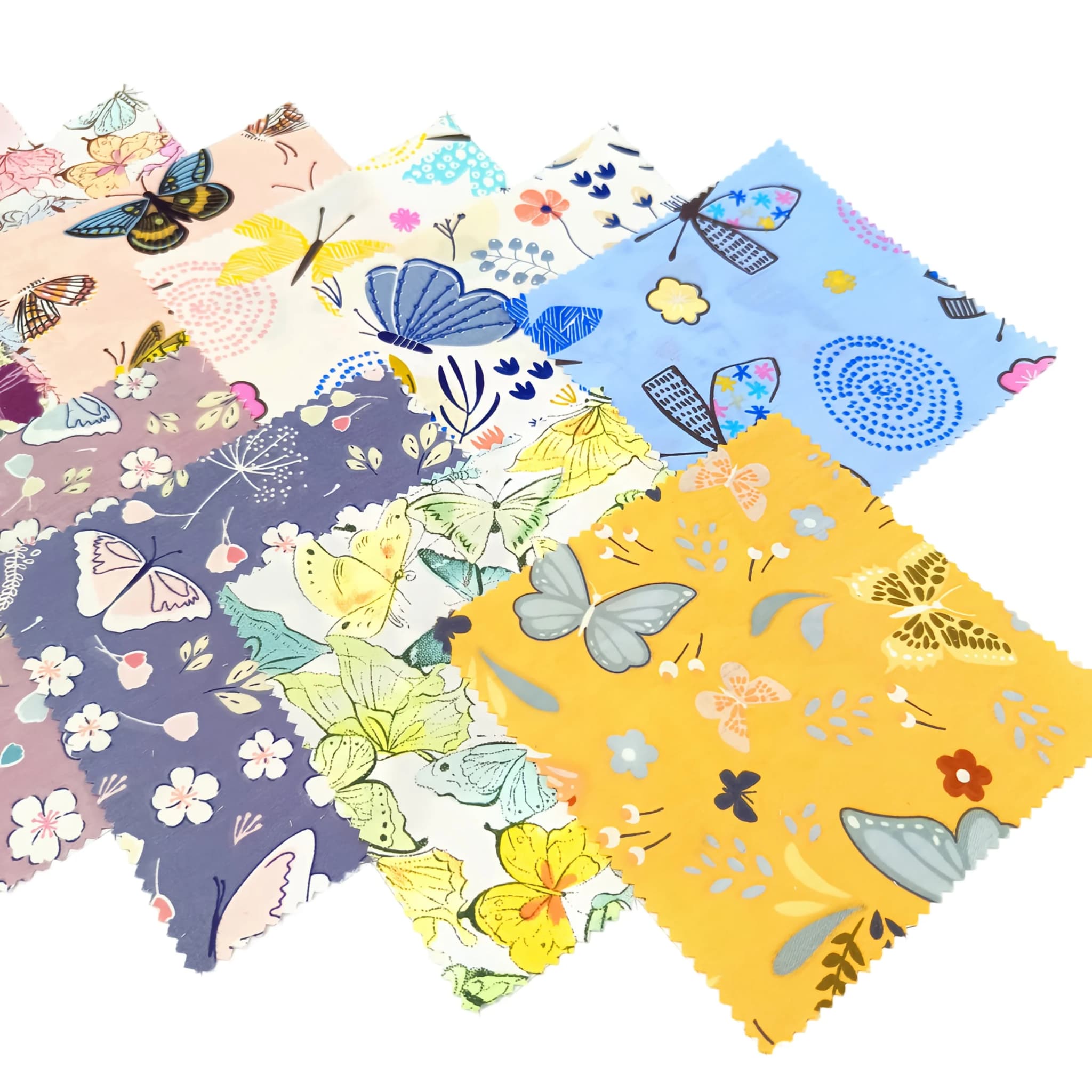 Quadrados de tecido para quilting com estampas de borboletas e flores em tons pastel e amarelo vibrante