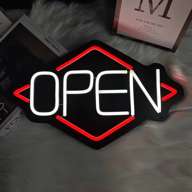Luz de neon LED em forma de losango com a palavra 'OPEN' em branco e contorno em vermelho