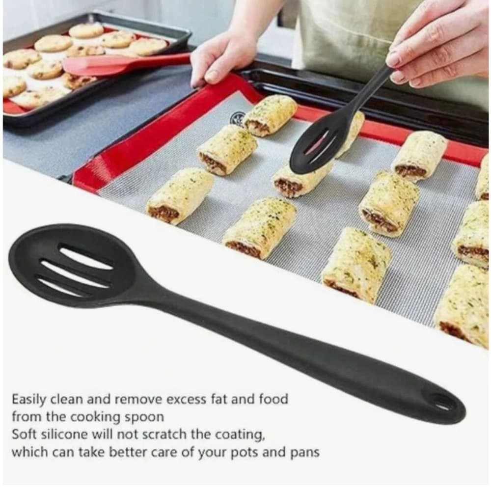 Espátula preta de silicone Jácotei usada para manusear alimentos em forno com superfície antiaderente