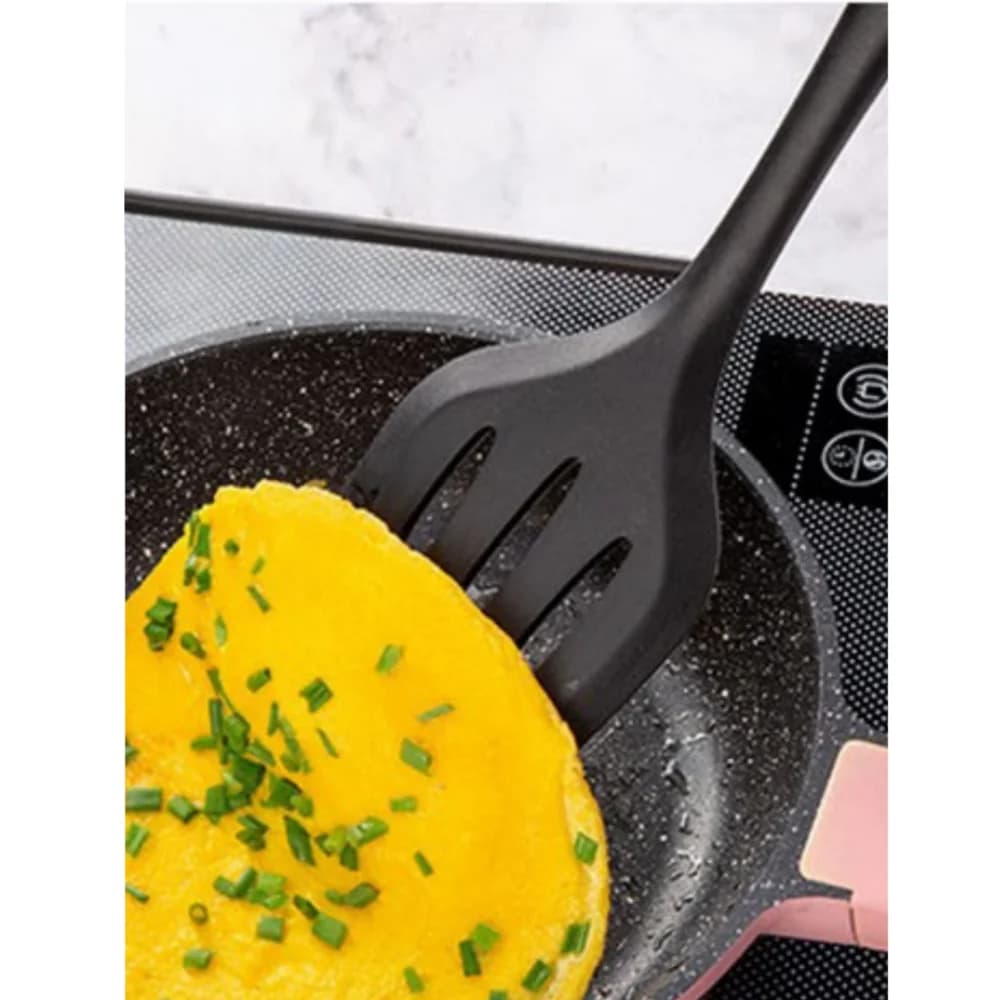Espátula preta de silicone Jácotei virando omelete em frigideira antiaderente preta