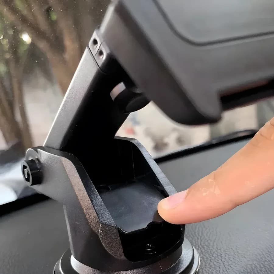 Suporte veicular preto para celular com base de fixação e ajuste manual para GPS e smartphones
