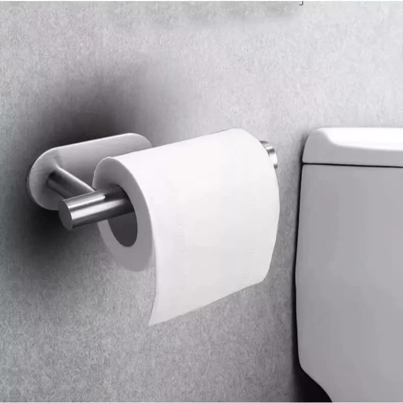 Porta papel higiênico em aço inox cromado prata fixado na parede ao lado de vaso sanitário com papel branco