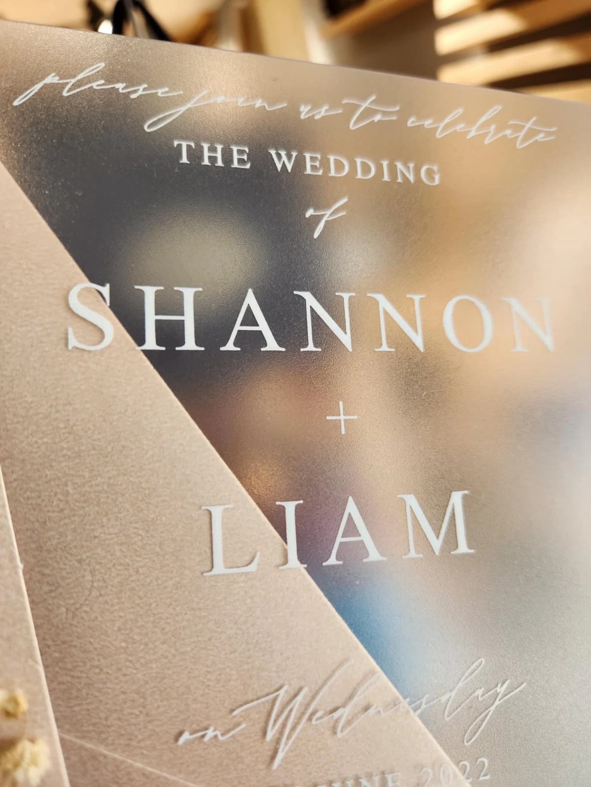 Convite de casamento personalizado acrílico fosco com texto branco e design elegante
