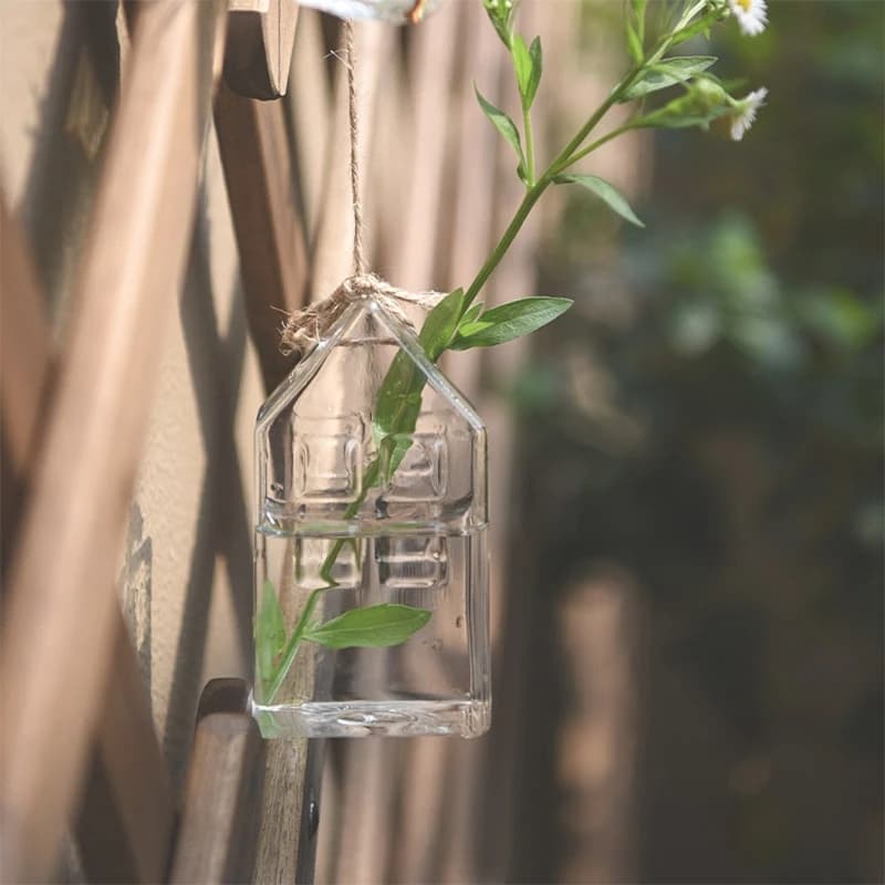 Vaso decorativo de vidro formato casa transparente pendurado com flor branca para decoração