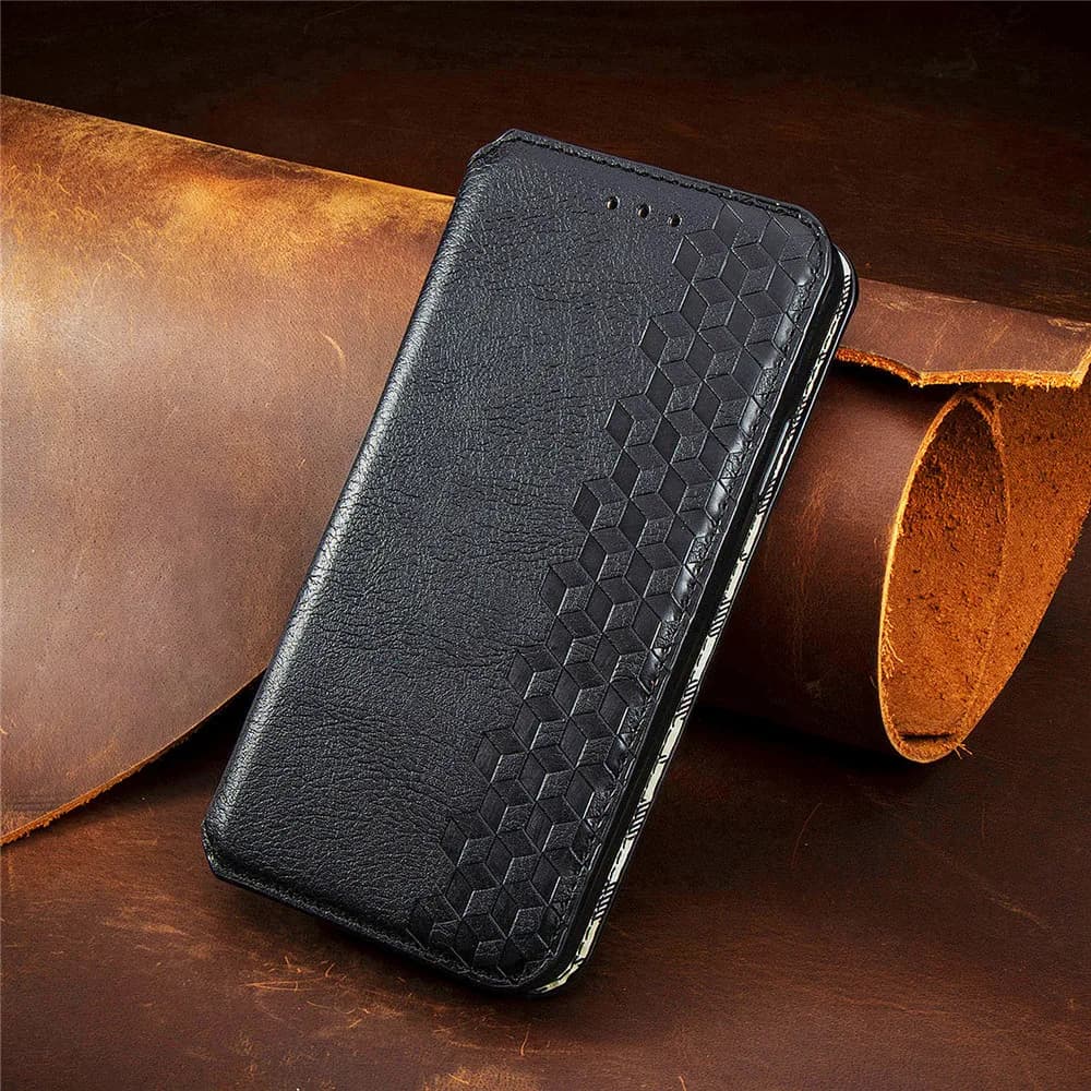 Capas de couro para smartphones, uma preta e outra marrom, com design geométrico em relevo.