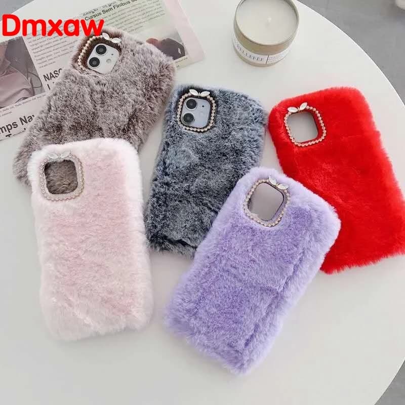 Capas fofas para smartphone em cores rosa, cinza, roxo e vermelho com detalhes de strass