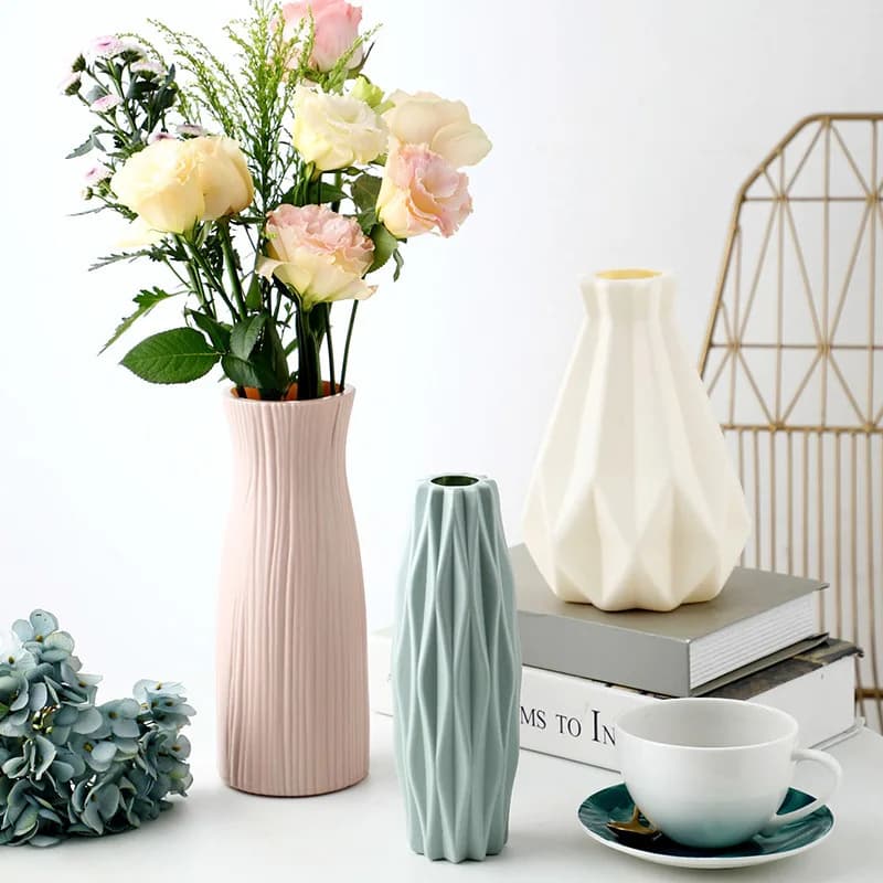 Conjunto de vasos decorativos em plástico imitação cerâmica nas cores rosa, azul e branco com flores e decoração