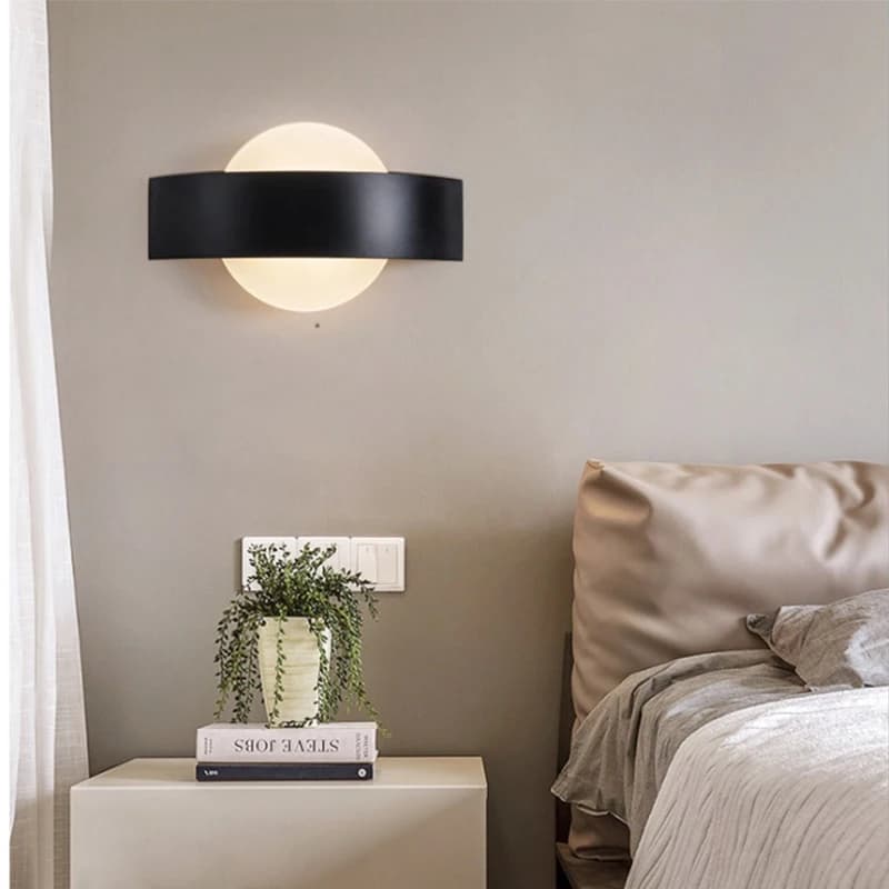 Luminária de parede LED moderna e minimalista com design nórdico, iluminação suave, fundo cinza.