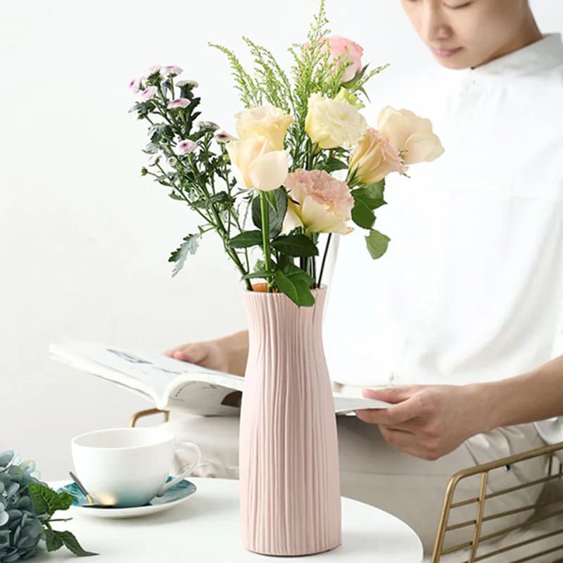 Vaso de plástico branco imitação cerâmica com flores artificiais rosa e brancas