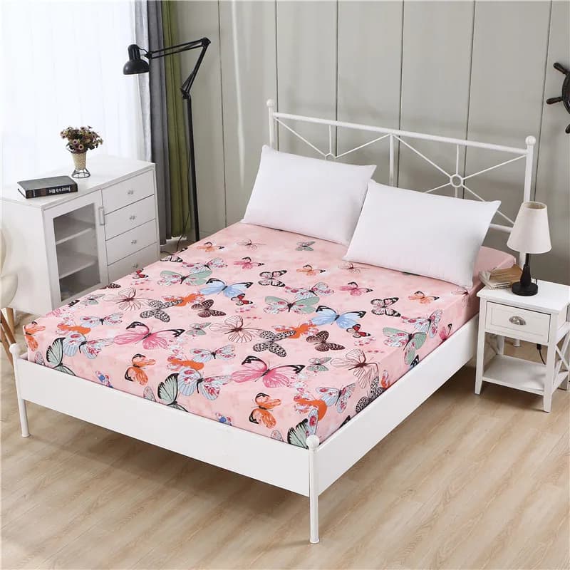 Capa de colchão ajustável rosa com estampa de borboletas coloridas em poliéster, cama branca com travesseiros