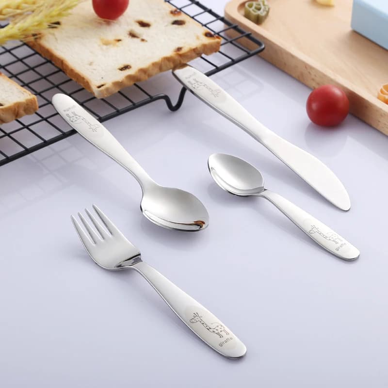 Talheres infantis em aço inox 18/10 com acabamento inox, garfo, faca e colheres com desenho de girafa