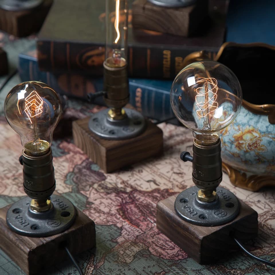 Luminárias de mesa vintage com lâmpadas Edison E27, bases de madeira e fundo de mapa antigo