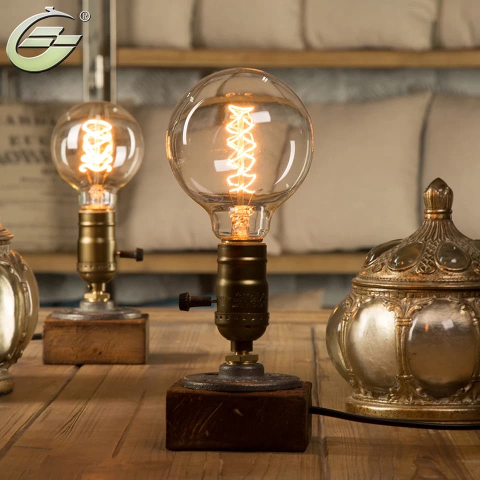 Luminárias de mesa vintage com lâmpadas Edison E27, bases de madeira e fundo de mapa antigo