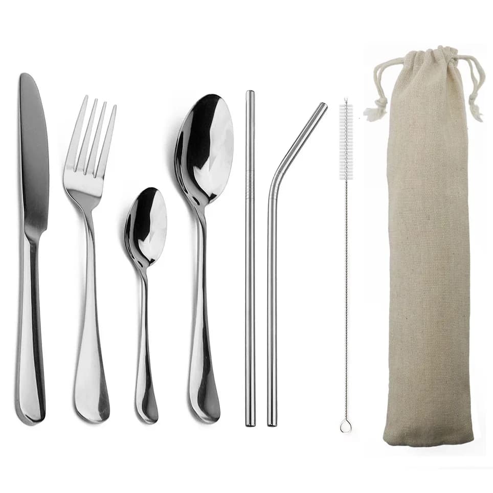 Conjunto de talheres inox prateado com canudos reutilizáveis e estojo bege para viagem