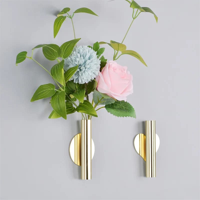 Suporte de parede nórdico com flores artificiais em vaso dourado