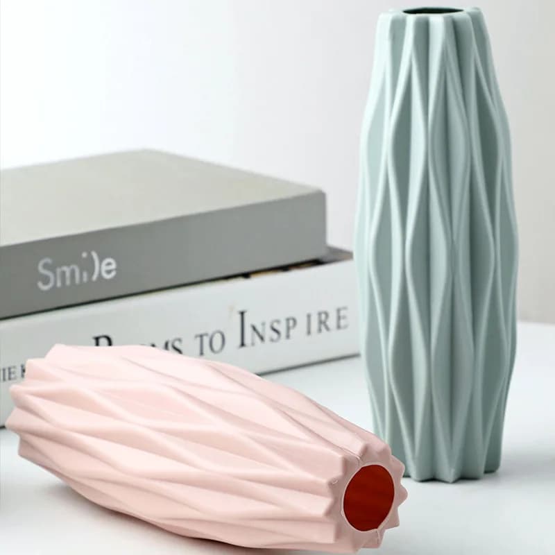 Vasos decorativos em plástico imitação cerâmica azul e rosa com textura geométrica para decoração de ambientes