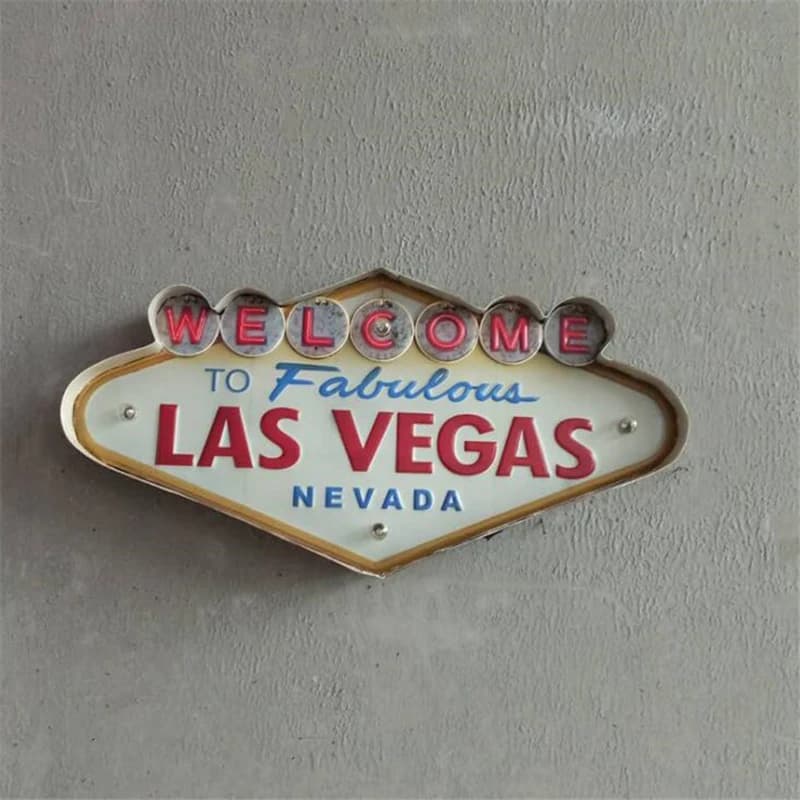 Placa decorativa de parede vintage Las Vegas em metal branco com luzes LED acesas