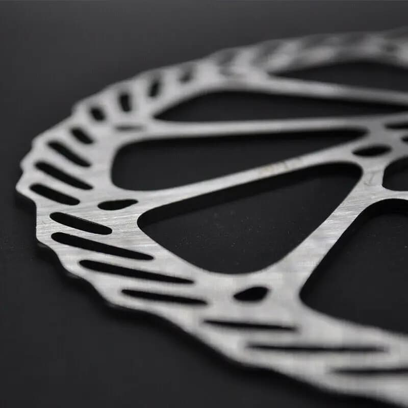Detalhe do rotor de freio ventilado prata para bicicleta BUCKLOS G3 HS1 com design recortado