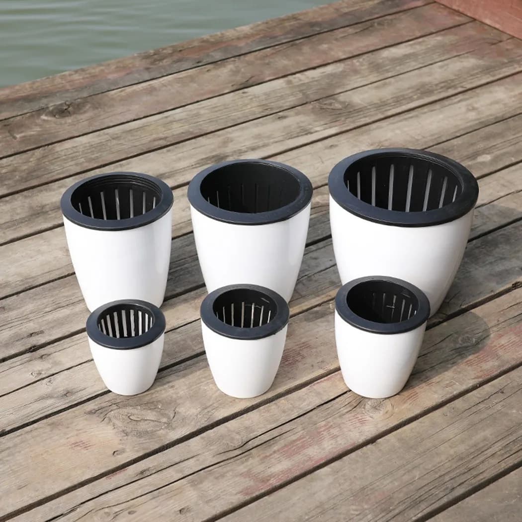Conjunto vasos Jácotei autoirrigáveis branco imitação porcelana com tampas pretas em tamanhos variados