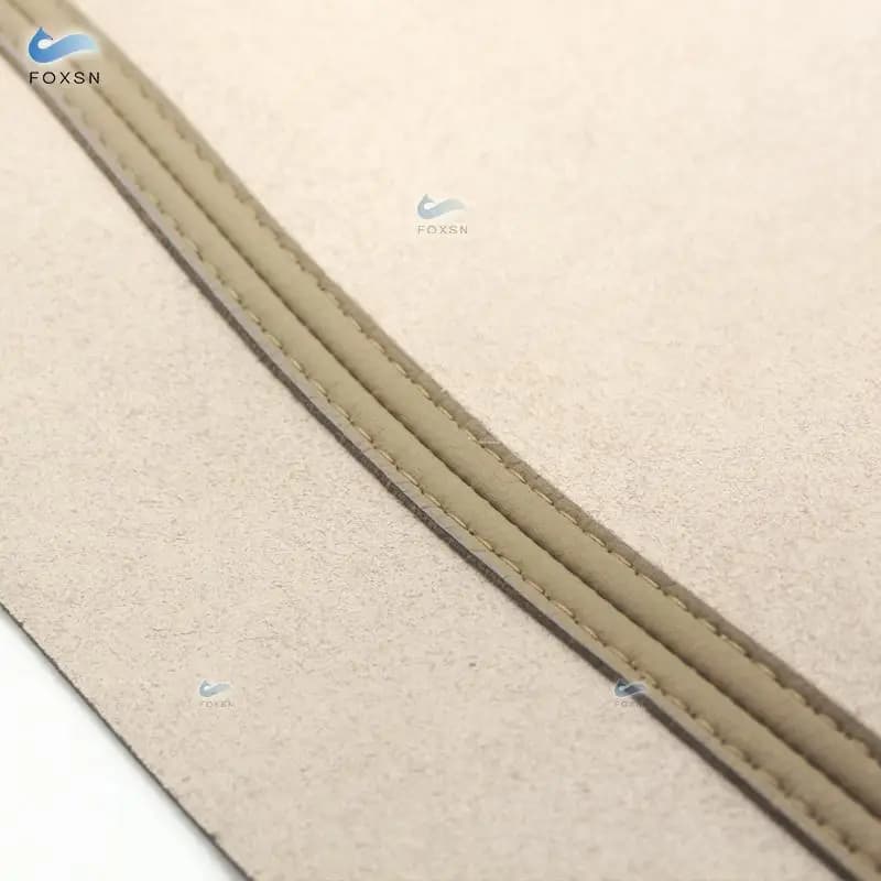 Detalhe da parte interna da capa de apoio de braço FOXSN em couro microfibra bege para Honda CR-V