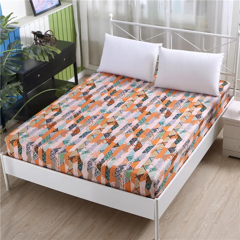 Capa de colchão ajustável estampada com padrão geométrico laranja e verde em poliéster, cama branca
