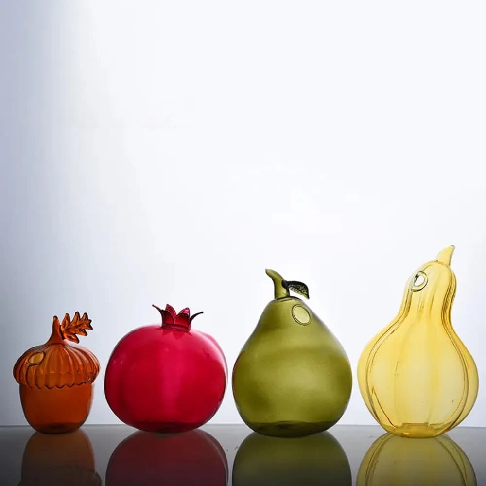 Vasos de vidro em forma de romã, pera, abóbora e pera em cores vermelha, verde, laranja e amarela