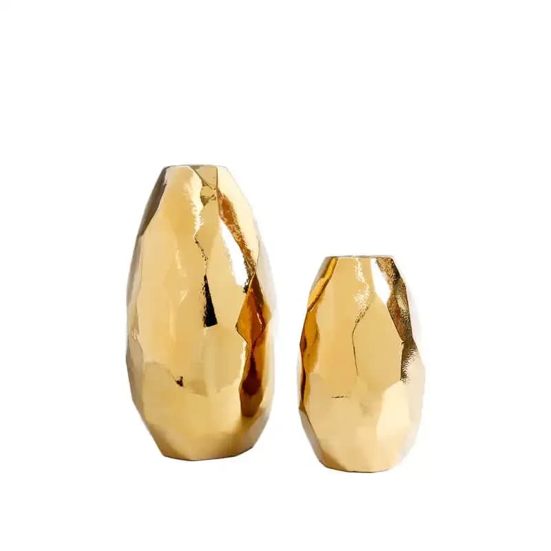 Conjunto de 2 vasos decorativos Jácotei luxo minimalista dourado com acabamento facetado metálico