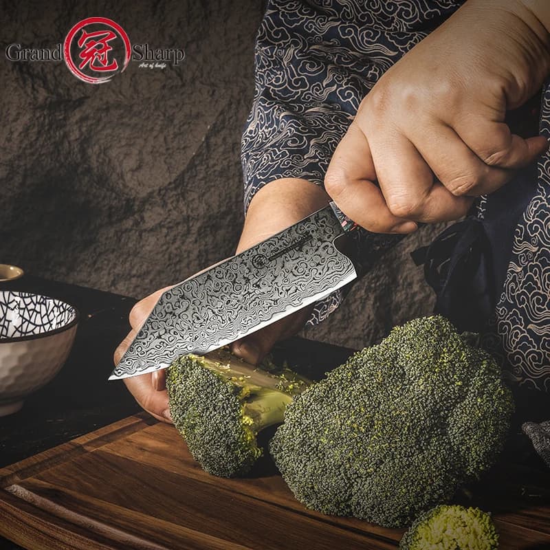 Faca Grand Sharp Kiritsuke cortando brócolis com lâmina de aço Damasco e cabo vermelho em resina e madeira