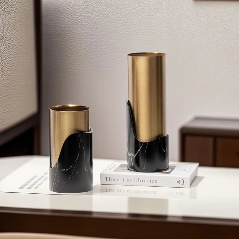 Vaso cilíndrico de mármore branco e bronze, design minimalista, item decorativo para sala de estar.