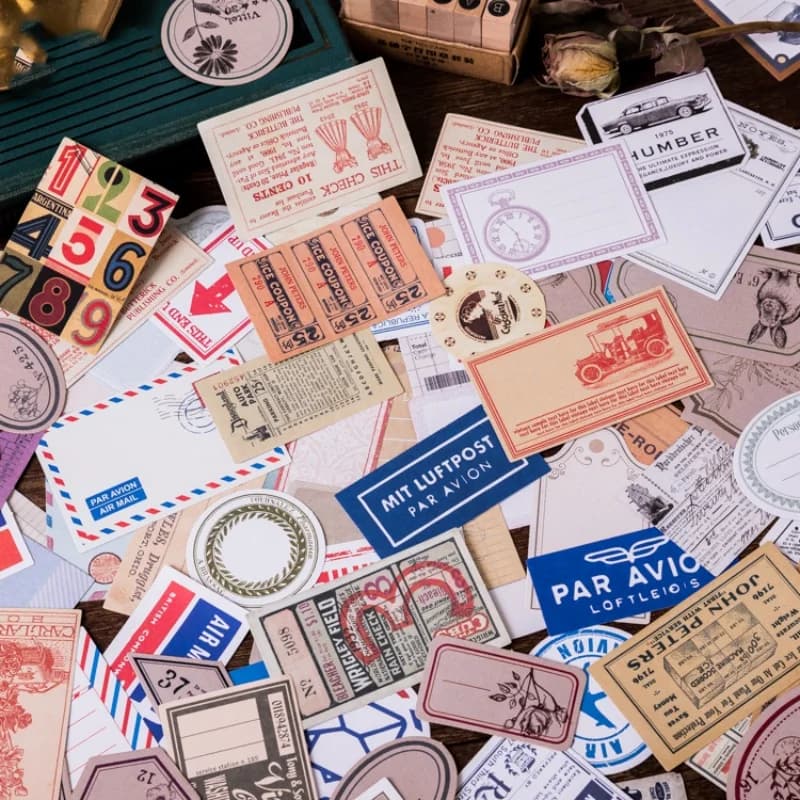 Adesivos vintage variados para scrapbook com temas retro, números e etiquetas em papel branco
