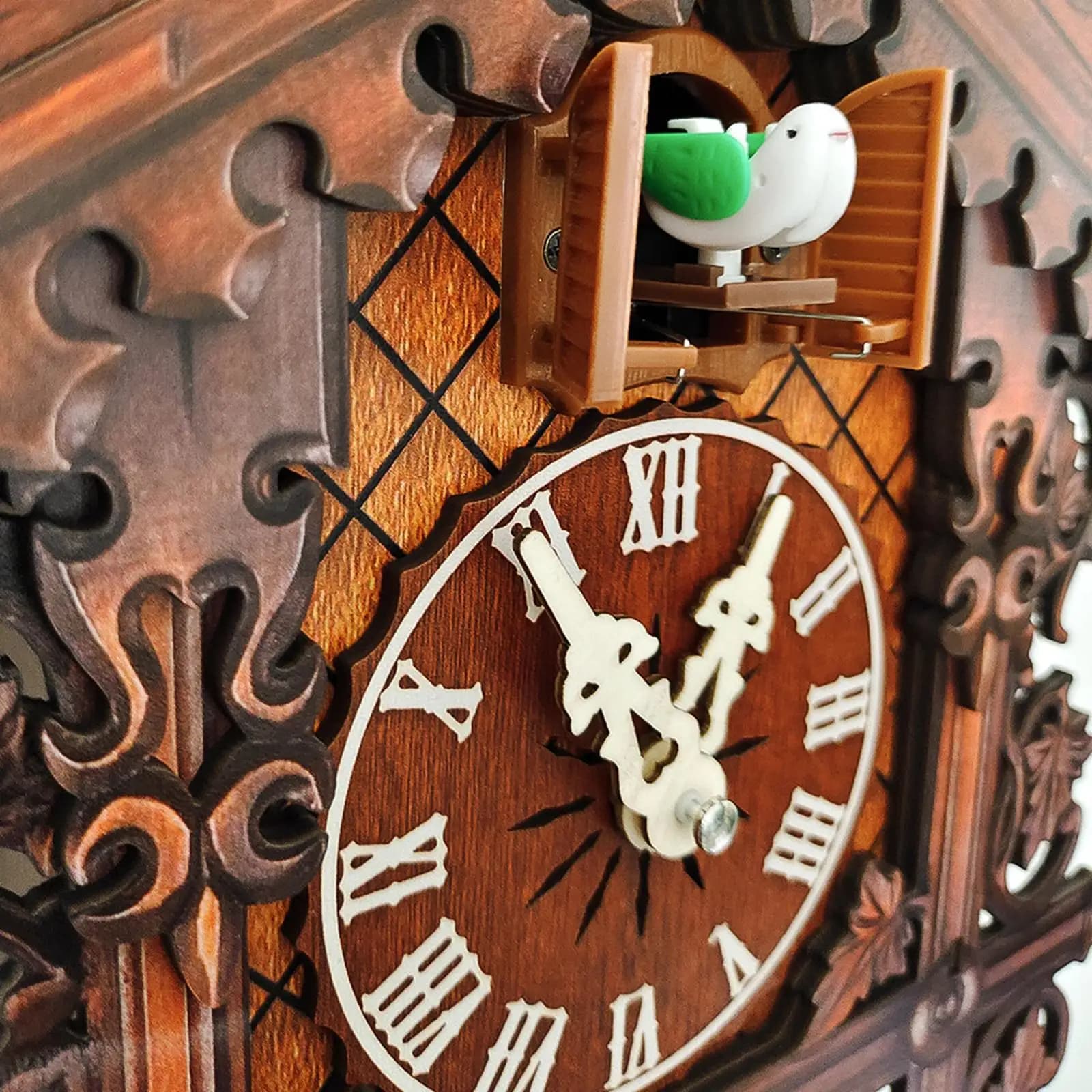 Relógio de parede de quartzo com design de casa de pássaros, pêndulo e dois pássaros verdes.