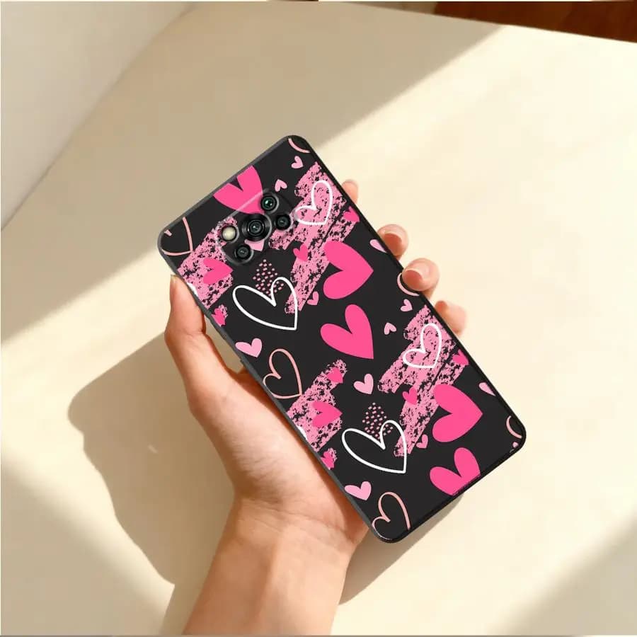 Capa preta para Xiaomi Poco F4 com estampa de corações rosa e branco em estilo moderno