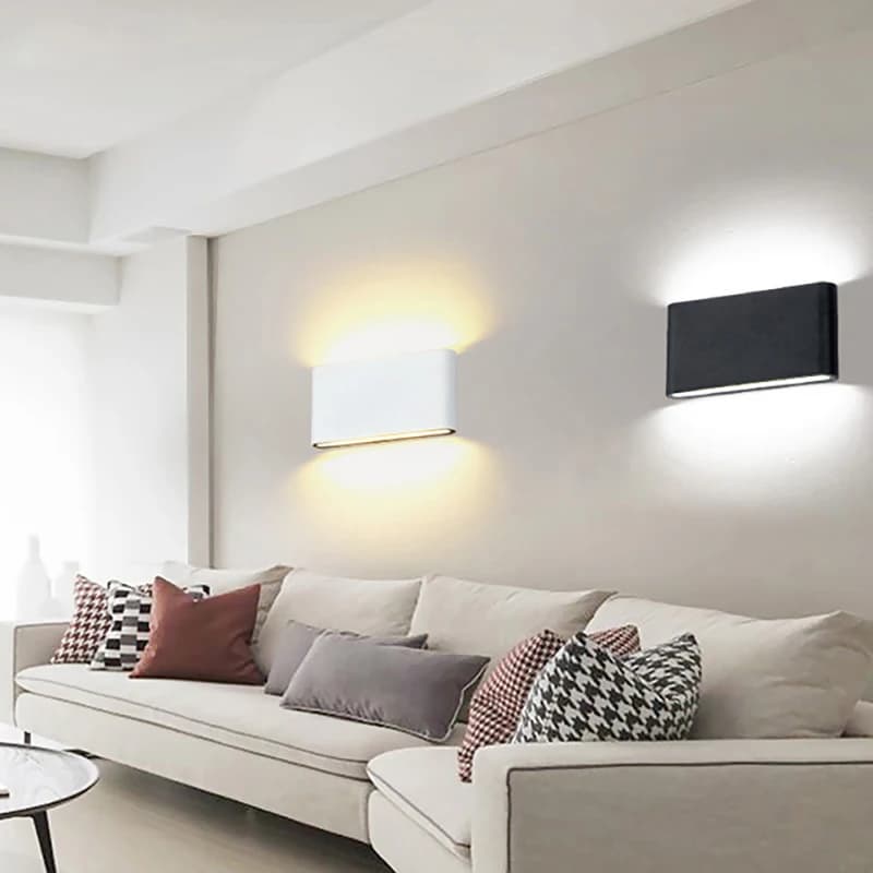 Luminárias de parede Nordic em alumínio cinza escuro e branco, iluminação indireta em sala moderna