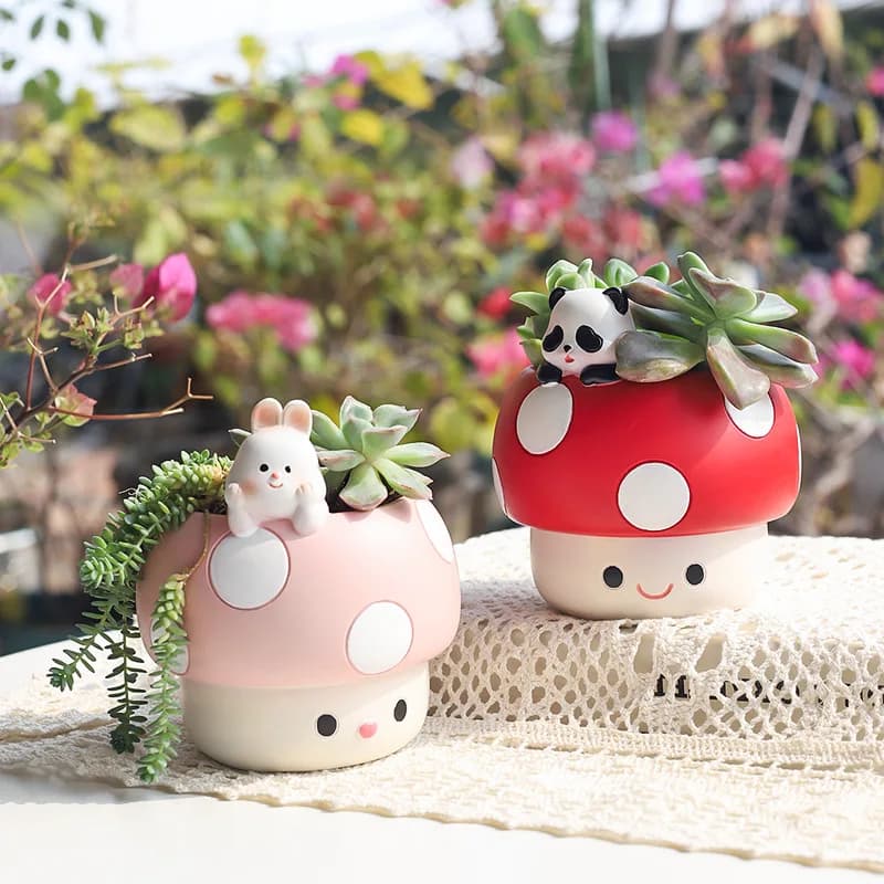 Vasos de plantas suculentas em forma de cogumelo rosa e vermelho com plantas verdes