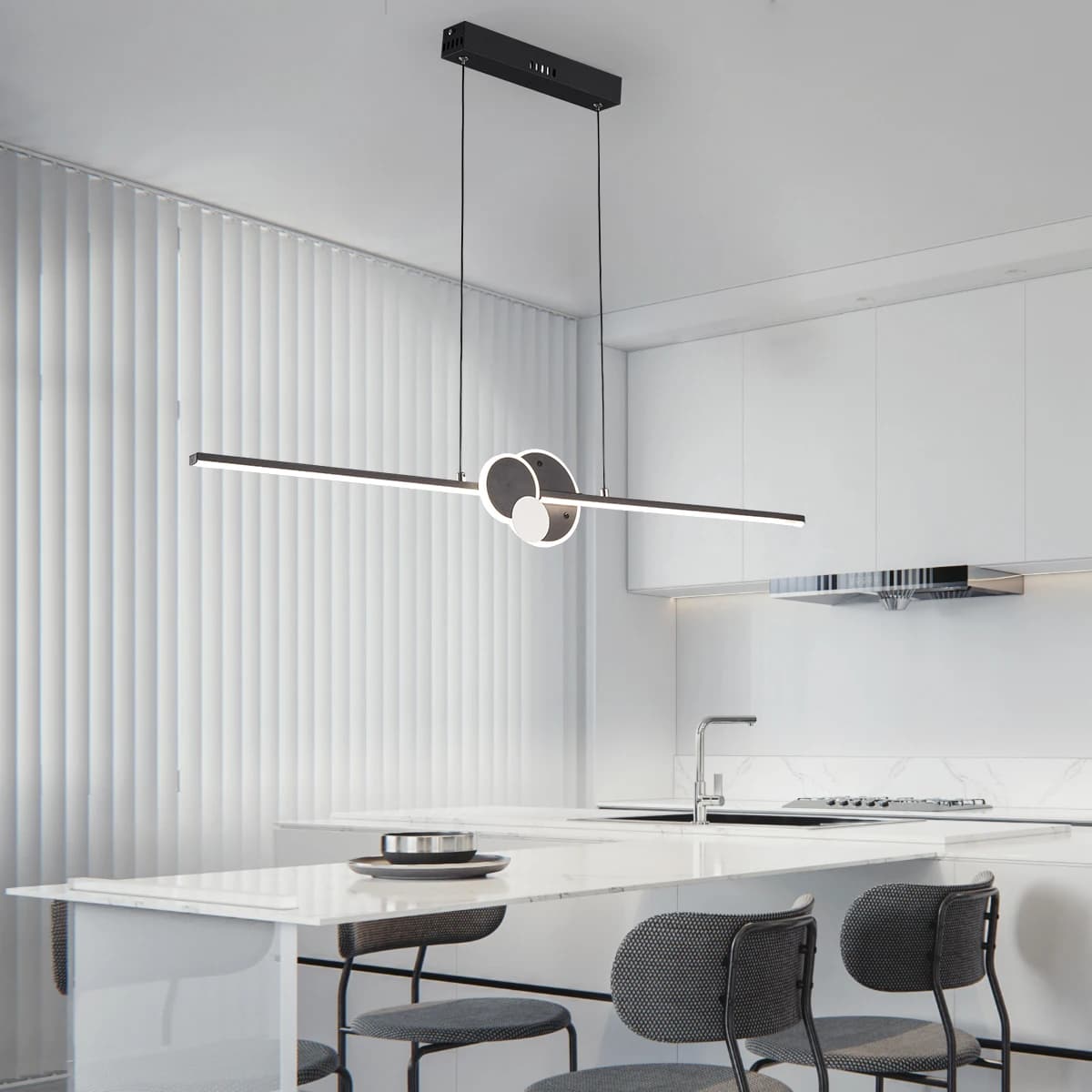 Lustre linear LED pendurado com design minimalista em uma cozinha moderna