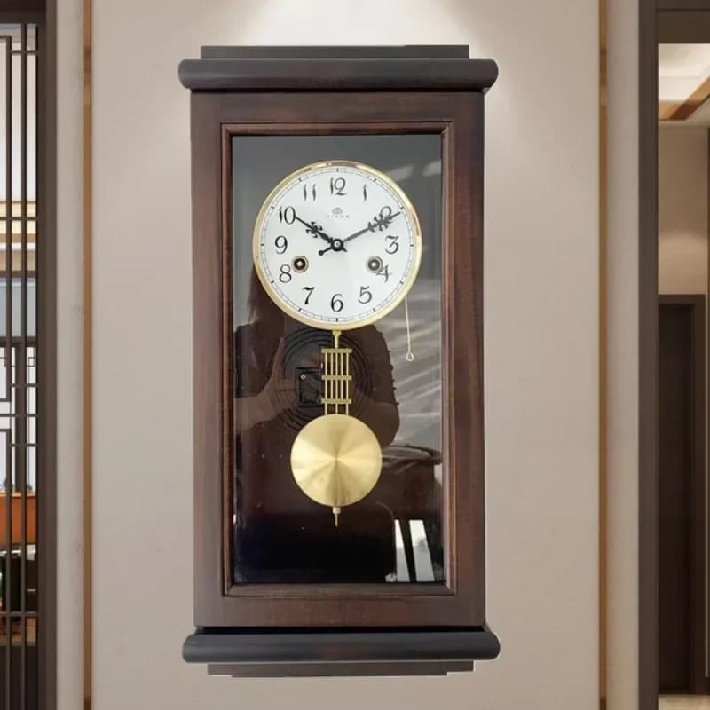 Relógio de parede mecânico de luxo com movimento em cobre puro, design retro, mostrador branco, ponteiros pretos e pêndulo dourado.