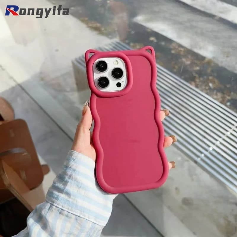 Capa para celular Poco Xiaomi em silicone vermelho com design macio e detalhes em formato de orelhas
