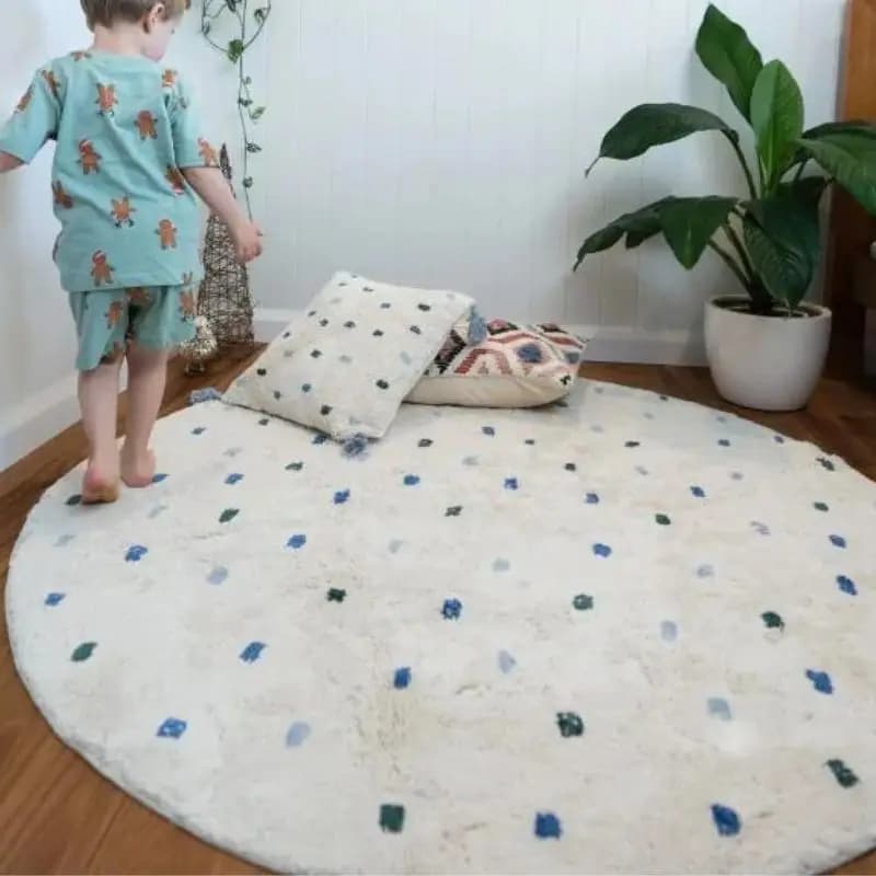 Tapete fofo redondo para crianças com padrão de pontos coloridos, ideal para quarto de bebê.