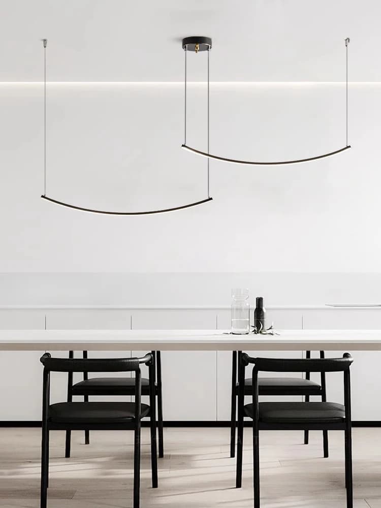 Lustre de LED moderno em aço inoxidável e acrílico suspenso sobre uma mesa de jantar.