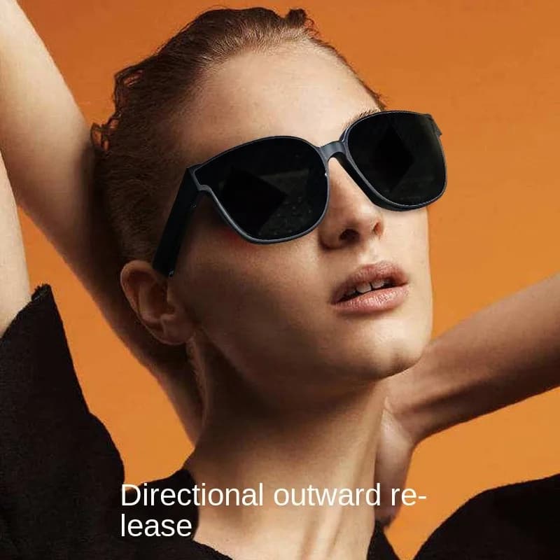 Homem usando fones de ouvido inteligentes Echowear com lentes verdes e desconto de até 30% OFF