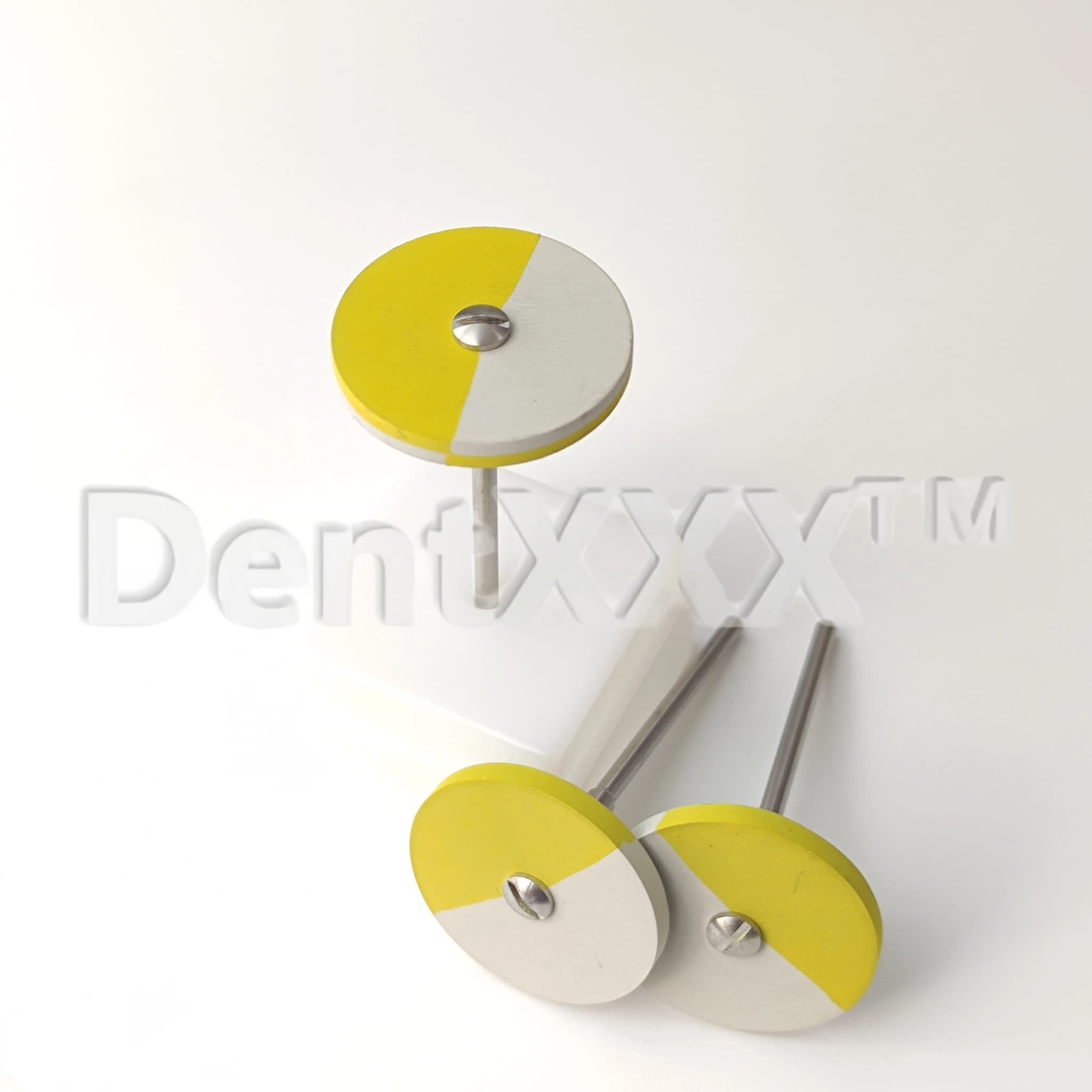 Disco de polimento profissional bicolor amarelo e branco para porcelana e metal com haste metálica em fundo branco