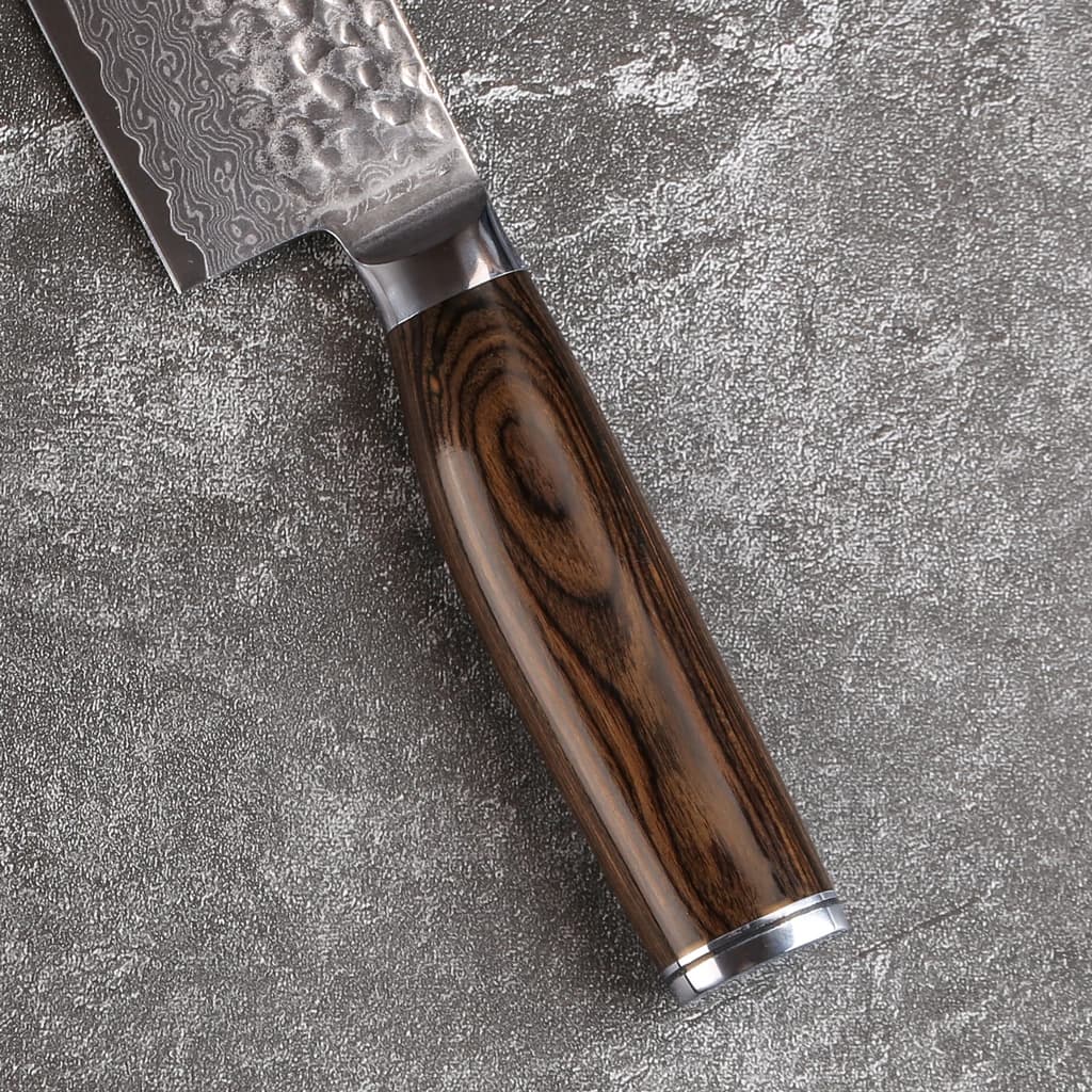 Detalhe do cabo em madeira Pakka da faca Nakiri japonesa VG-MAX Damasco com acabamento polido e metal prateado