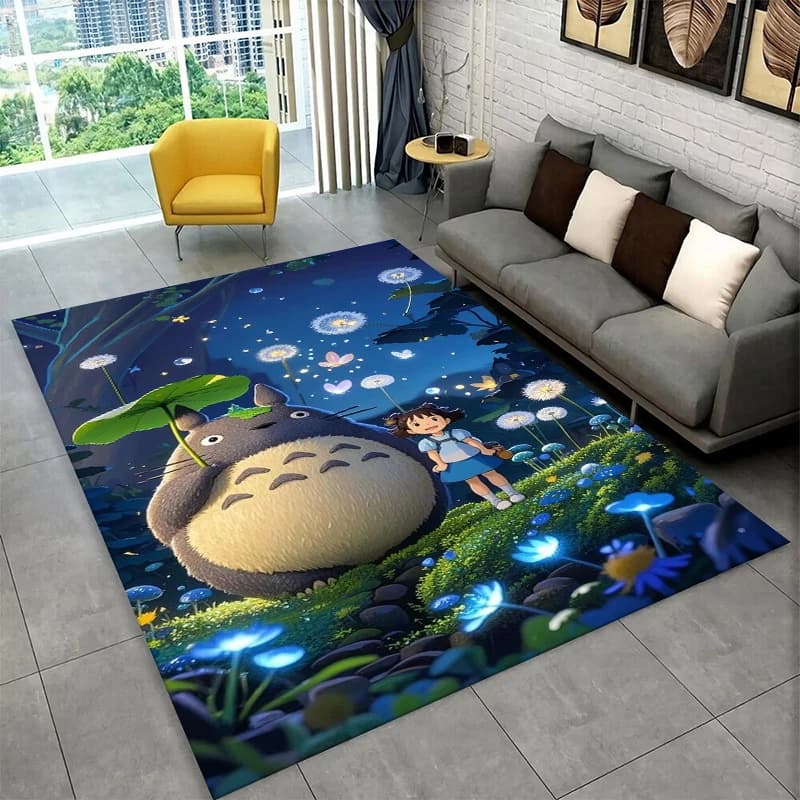 Tapete infantil Totoro clássico antiderrapante com estampa colorida de Totoro e menina em campo com flores e vaga-lumes