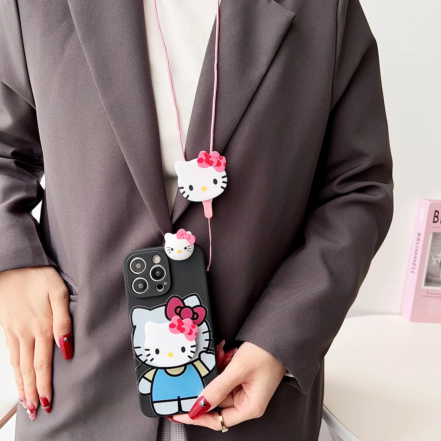 Capa preta Hello Kitty para Xiaomi Redmi 8 com suporte e cordão rosa, usada por pessoa