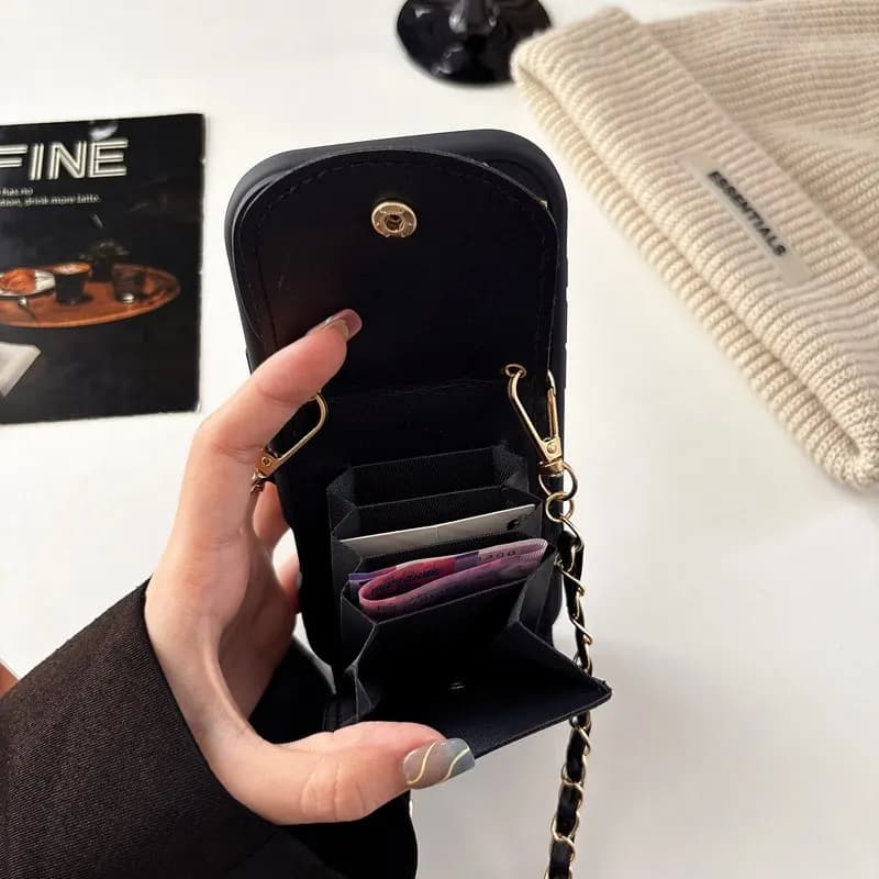 Capa preta para celular Poco com corrente dourada e cadeado, compartimentos para cartões e dinheiro