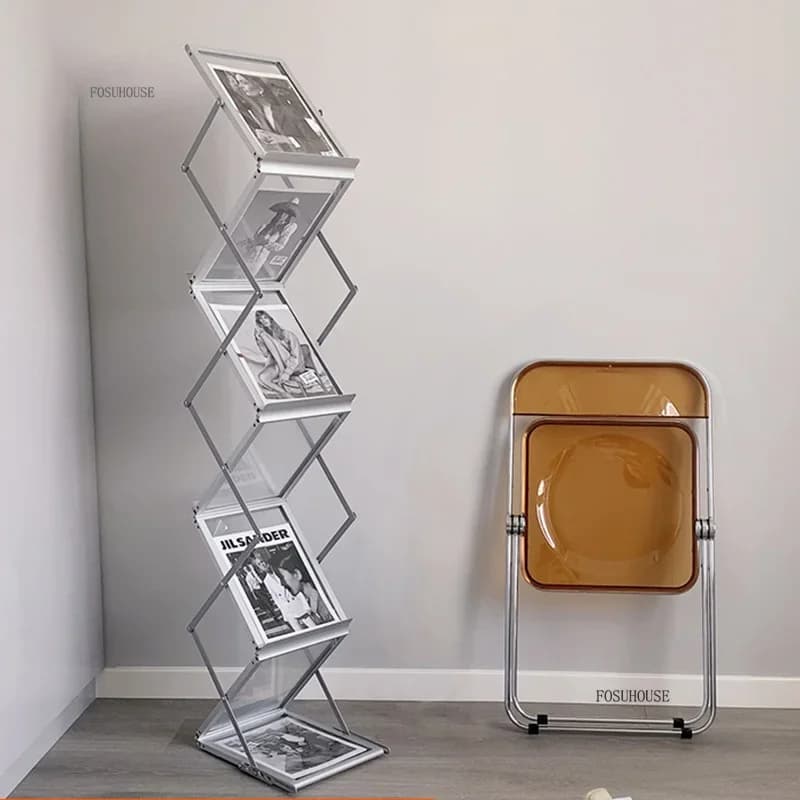 Estante porta-revistas retrô A4 dobrável em liga de alumínio prata com revistas em ambiente moderno
