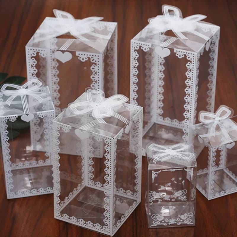 Caixas transparentes decoradas com corações e rendas para lembrancinhas de eventos