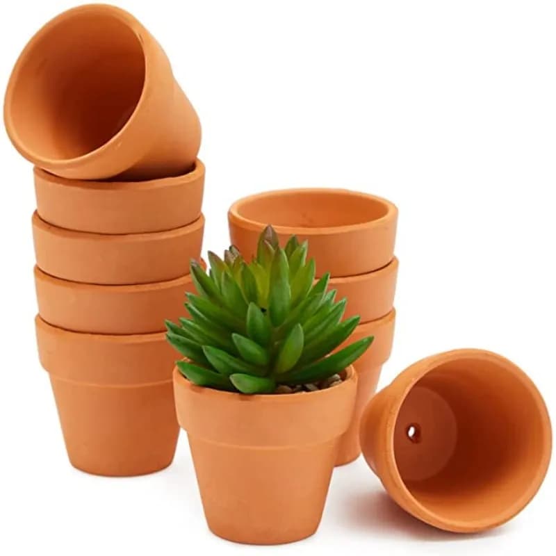 Vasos terracota Jácotei empilhados com planta suculenta e furo para drenagem artesanal