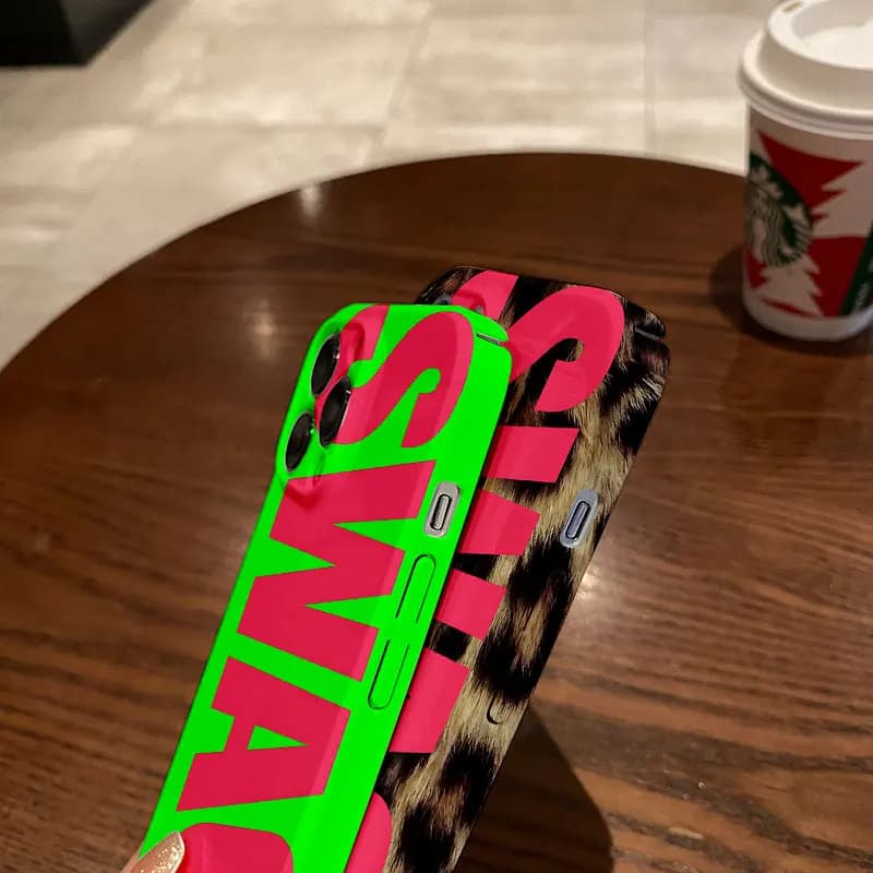 Capa de telefone Xiaomi Redmi Note verde neon com letras rosa estilo Y2K e detalhes de oncinha